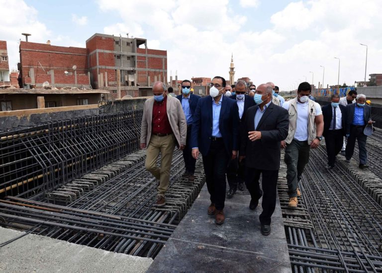 مدبولى يؤكد أهمية هذه المشروعات فى تيسير الحياة على المواطنين ودفع حركة نقل البضائع وتقليل زمن الرحلات