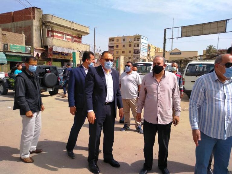  محافظ الشرقية يُفاجئ مواقف مدينة بلبيس للتأكد من إلتزام السائقين والركاب بإرتداء الكمامة الواقية لمواجهة فيروس كورونا