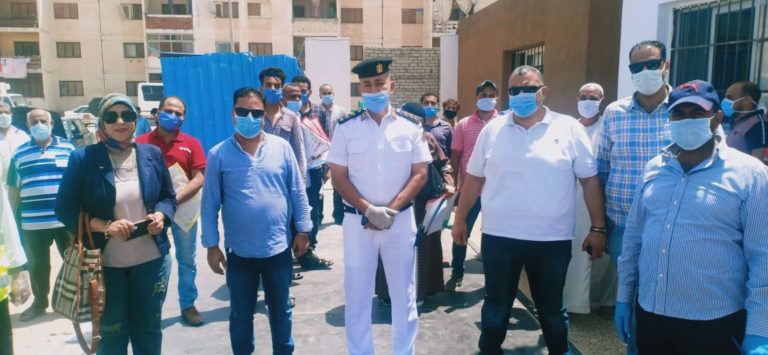 حزب الحركة الوطنية يوزع كمامات ومواد تعقيم علي المواطنين بالعاشر من رمضان