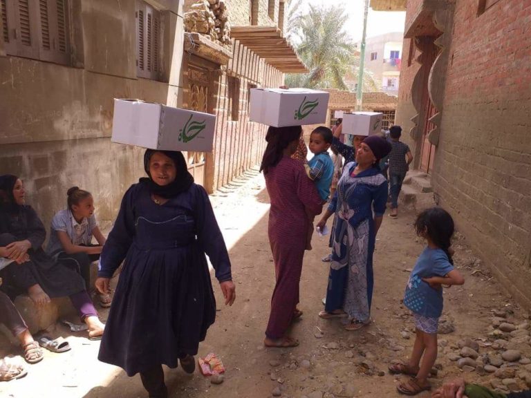 دعما لمبادرة رئيس الوزراء.. مساعدات غذائية لقرى العزل في مصر لمواجهة كورونا (صور)