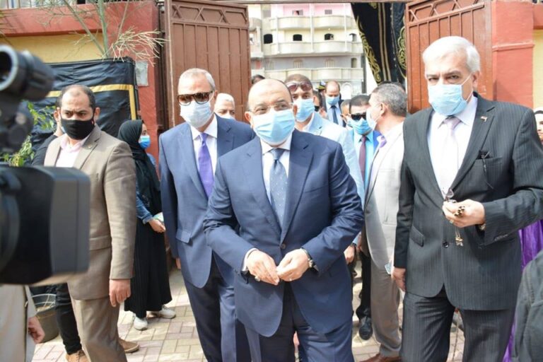 وزير التنمية المحلية ومحافظ القليوبية يتفقدان مدرستين بشبرا الخيمة للتأكد من تطبيق الإجراءات الوقائية والاحترازية بامتحانات الثانوية العامة