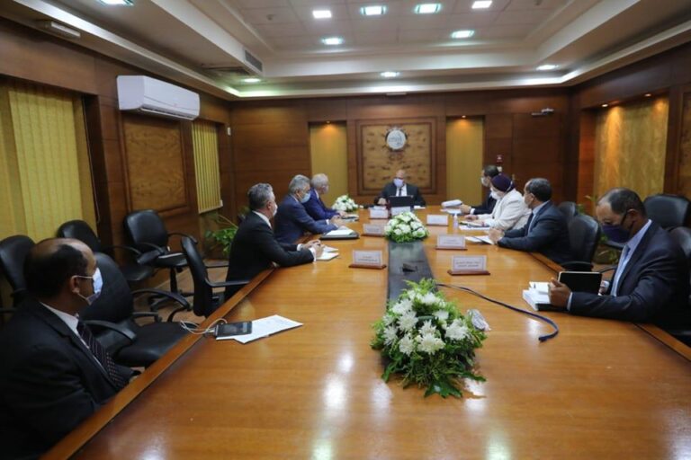وزيرا النقل والتخطيط والتنمية الاقتصادية يبحثان عبر تقنية الفيديو كونفرانس آخر المستجدات الخاصة بتنفيذ توجيهات القيادة السياسية بتوطين صناعة الوحدات المتحركة للسكك الحديدية فى مصر