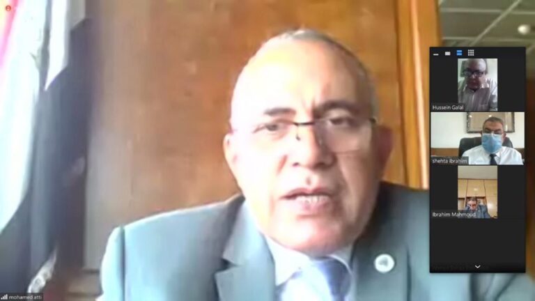 وزير الرى يعقد إجتماعاً بالقيادات بالوزارة لمتابعة الموقف المائى