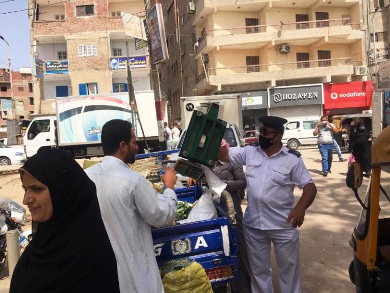 إستمرار حملات فض الأسواق والسويقات العشوائية لتقليل تجمعات المواطنين ومكافحة انتشار فيروس كورونا بنطاق المحافظة