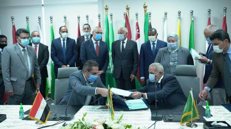 وزير الإسكان والأمين العام لجامعة الدول العربية يشهدان توقيع عقد شراء الأكاديمية العربية للعلوم والتكنولوجيا لفرع العلمين الجديدة