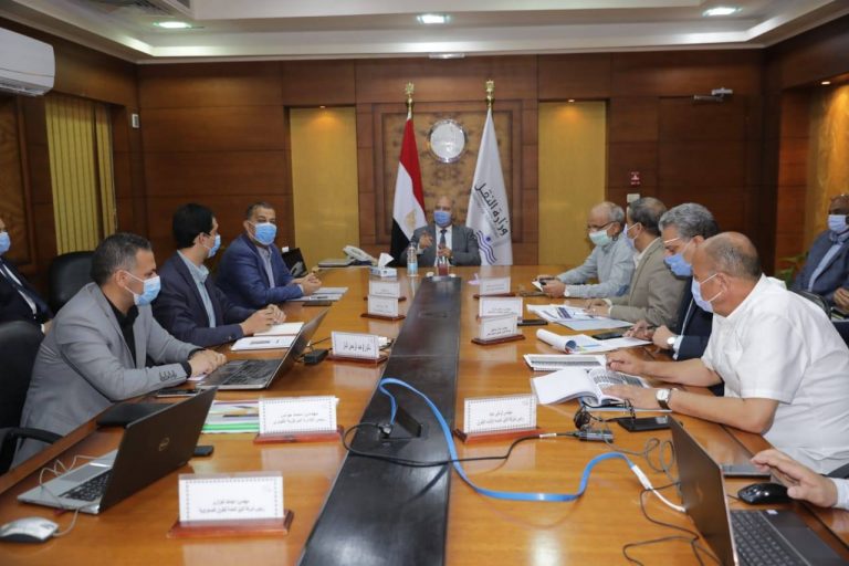 وزير النقل يعقد اجتماعاً موسعا مع قيادات الهيئة العامة للطرق والكباري والنقل البري والشركات المنفذة لمشروعات المرحلة الثالثة من المشروع القومي للطرق