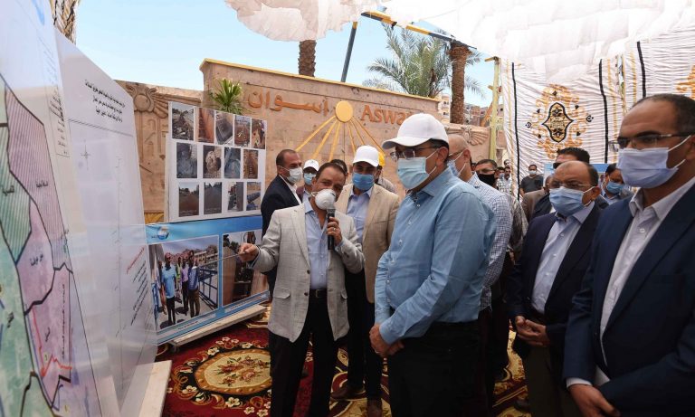 مدبولى يتفقد أعمال مشروع إحلال وتجديد البنية التحتية بطريق السادات بمدينة أسوان