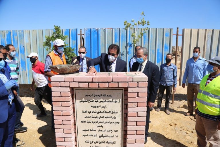 وزير التعليم العالي يتفقد المباني والتوسعات الجديدة بجامعة السويس