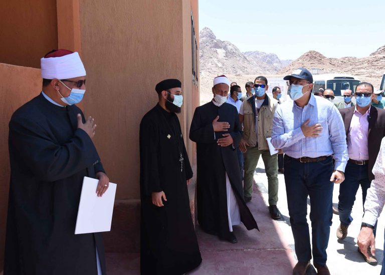 رئيس الوزراء يتفقد وحدات الإسكان الاجتماعي والبيوت البدوية بسانت كاترين