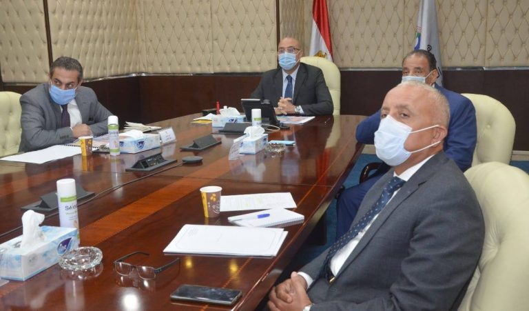 وزير الإسكان يستعرض البدائل المُقترحة للمخطط الاستراتيجى العام واستعمالات الأراضي بمدينة السويس الجديدة