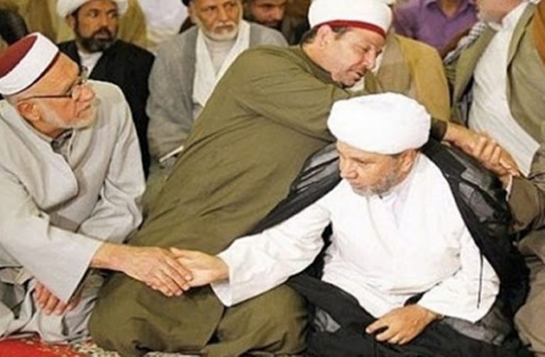 دار الإفتاء توضح حكم المصافحة بين المصلين عقب الصلاة