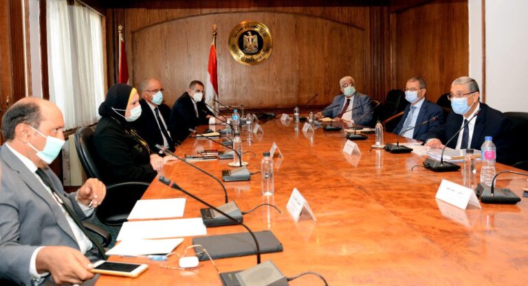 محمد شاكر : حريصون على مساندة قطاع الصناعة ومنح الأولوية للمنتجات المحلية فى كافة المشروعات التى تنفذها الوزارة