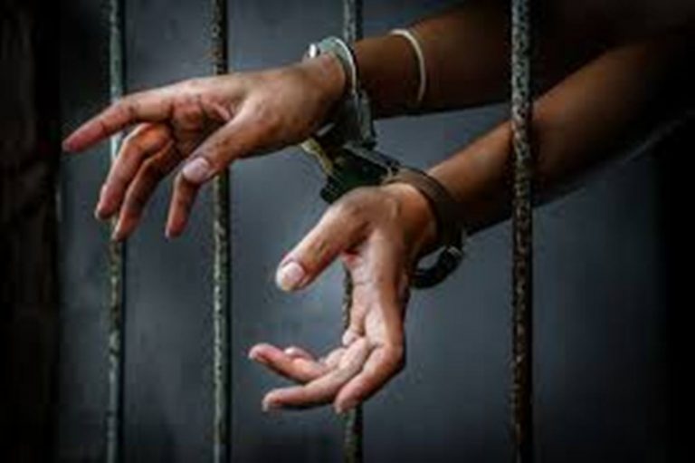 بعد ضبطها مع شاب في وضع مخل أم تلقي بابنيها في السجن إرضاء لشهواتها