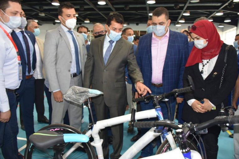 وزير الرياضة يسلم الدراجات المدعومة  ضمن مبادرة دراجتك صحتك