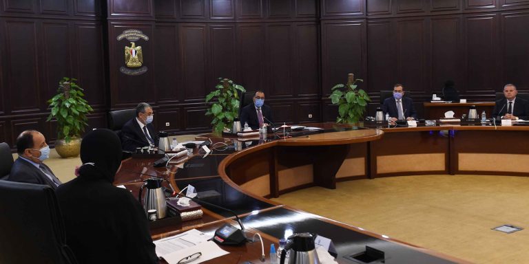 رئيس الوزراء يُتابع منظومة حوافز تحويل السيارات القديمة إلى العمل بالغاز الطبيعي واستراتيجية صناعة المركبات الكهربائية