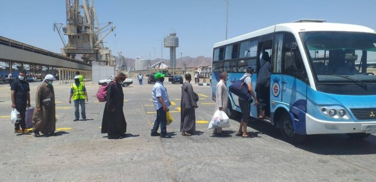 وزير النقل يتابع وصول 1036 راكب مصرى لمينائى سفاجا ونويبع عائدين من السعودية والاردن