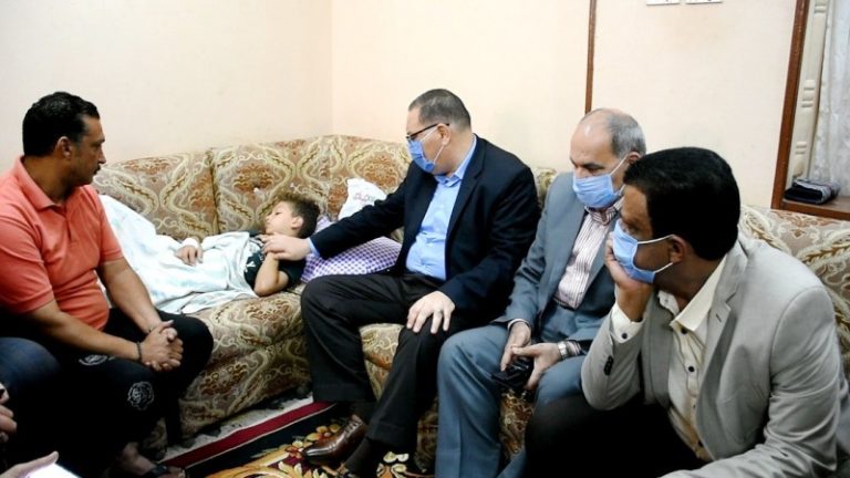 محافظ الشرقية يزور طفل واقعة غرفة الصرف الصحي بمنزله بالزقازيق ويحيل الواقعة للتحقيق