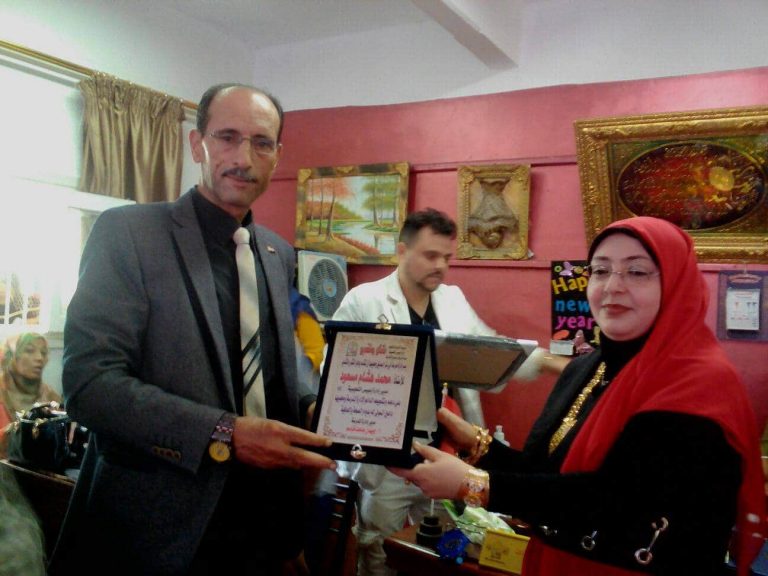 مدير عام تعليمية بلبيس يكرم مديرة مدرسة أبو بكر الصديق