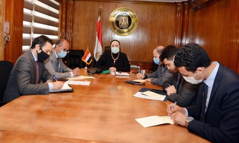 وزيرة التجارة والصناعة تبحث مع سفير الصين بالقاهرة تعزيز التعاون الاقتصادي بين البلدين