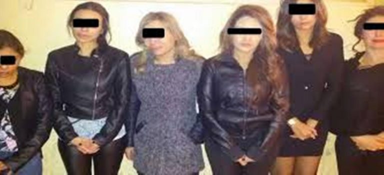 ضبط ٤٠ فتاة روجن للدعارة بصور عارية على الواتس آب