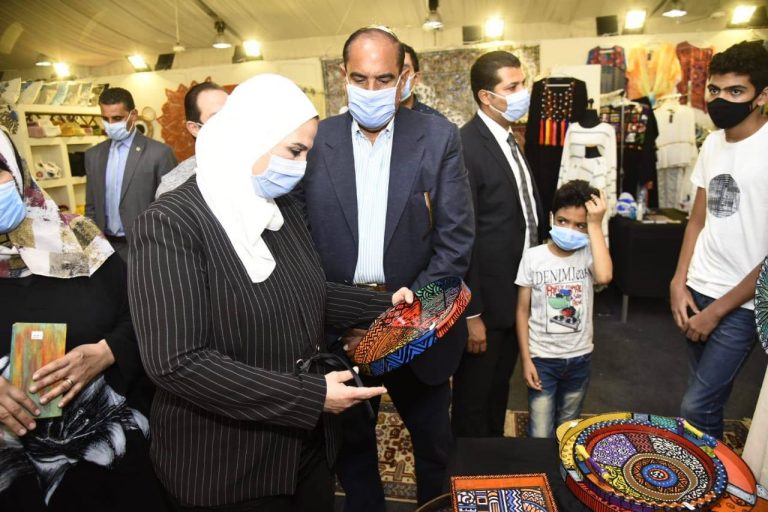 نيفين القباج وزيرة التضامن الاجتماعي تفتح معرض ديارنا بمارينا ٥