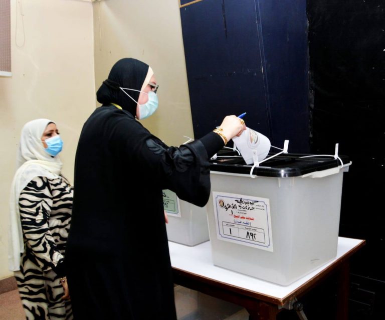 وزيرة التجارة والصناعة تدلى بصوتها بانتخابات مجلس الشيوخ بكلية الفنون الجميلة