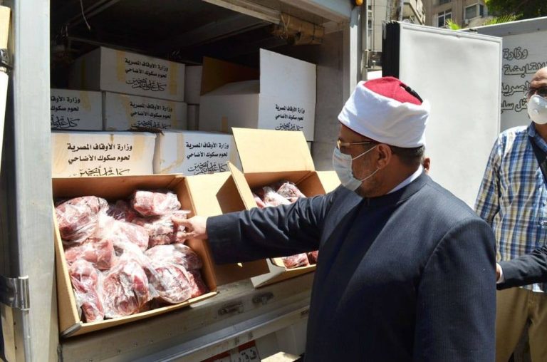 انطلاق سيارات توزيع لحوم أضاحي الأوقاف للمديريات اليوم بإجمالي عشرة أطنان