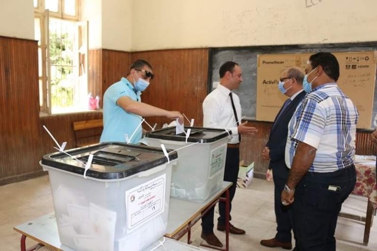 تنفيذاً لتوجيهات محافظ المنوفية  بالصور:  السكرتير العام يتفقد عدداً من اللجان الإنتخابية  بشبين الكوم لمتابعة إنتظام إنتخابات مجلس الشيوخ فى يومها الثانى
