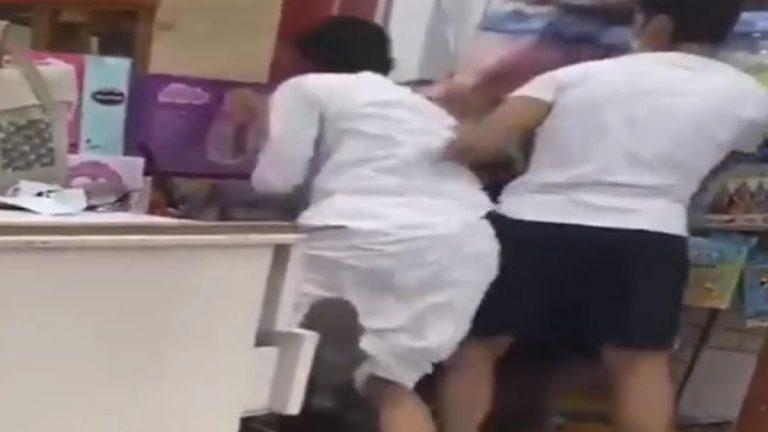 أول تعليق من وزارة الهجرة على فيديو الاعتداء على شاب مصري بالكويت