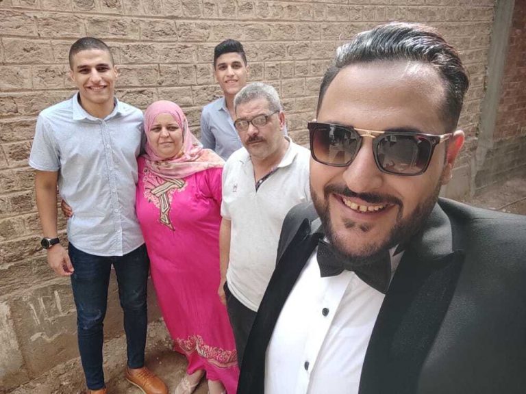 السيدة المدافعة عن مجند القطار تتحدث بعد الواقعة وتظهر بصحبة أبنائها
