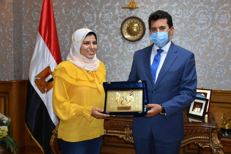 استمرارا لتكريم القدوة من الشباب … وزير الشباب  يُكرم الطالبة آية طه حسين