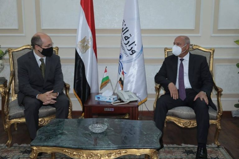 وزير النقل يبحث مع السفير المجري بالقاهرة تدعيم التعاون المشترك في مجالات النقل المختلفة