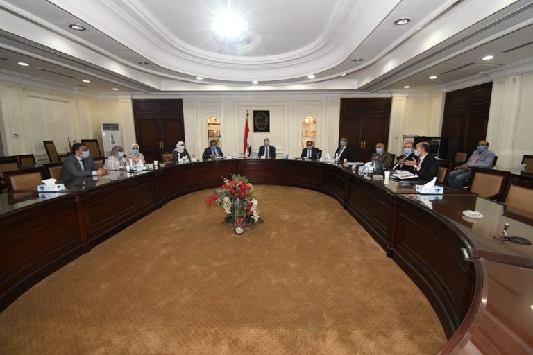 وزير الإسكان يتابع موقف توصيل المرافق وتسليم قطع الأراضى بمشروع “بيت الوطن” لأراضى المصريين العاملين بالخارج