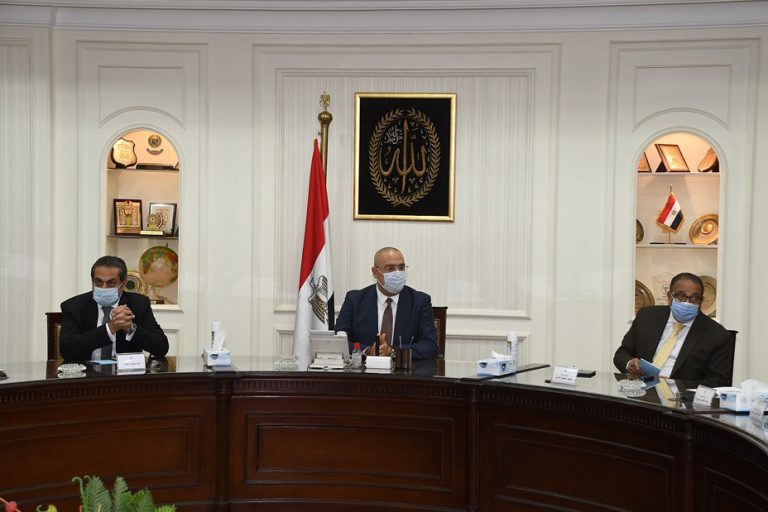 وزير الإسكان يلتقى مسئولى شركات المقاولات المُنفذة لمشروع الحدائق المركزية بالعاصمة الإدارية الجديدة “كابيتال بارك” لمتابعة معدلات التنفيذ