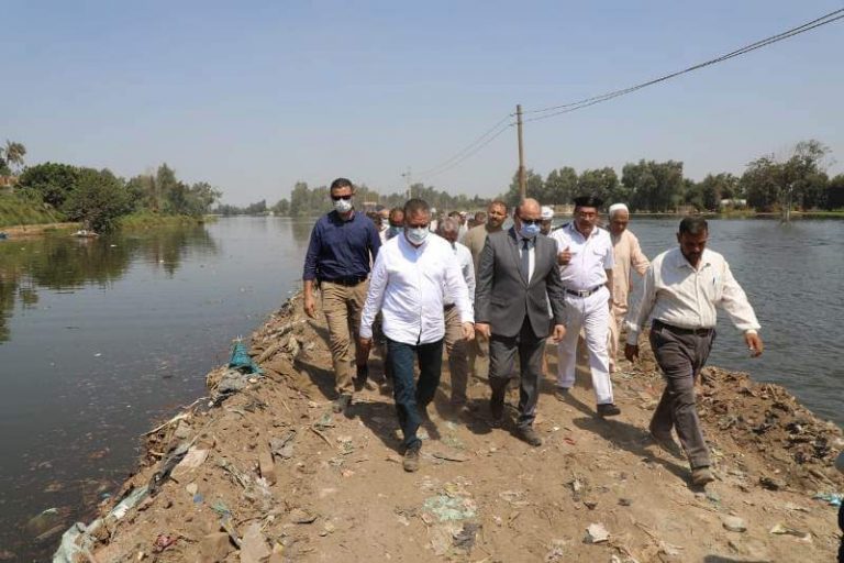 بالصور : محافـظ المنوفية يتابع ميدانياً أعمال تمهيد وتسوية الطريق المؤدى لجزيرة أبو نشابة بالسادات ويكلف بحصر كافة الزراعات والمنازل المضارة