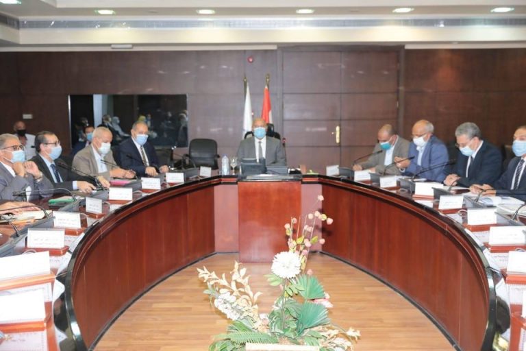 وزير النقل يتابع تقدم أعمال نقل المرافق المتعارضة مع أعمال تطوير الطريق الدائري حول القاهرة الكبري