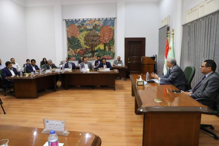 وزير الزراعة يستعرض مع أعضاء الجمعية المصرية لشباب الأعمال جهود منظومة تطوير وتحديث الري
