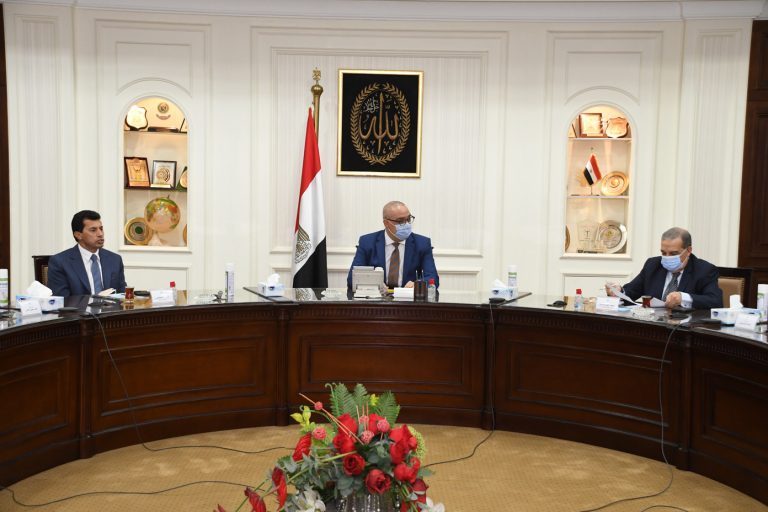 وزراء الإسكان والشباب والرياضة والإنتاج الحربي يستعرضون إمكانية استخدام النجيل الصناعى فى أعمال “اللاند سكيب” بالمدن الجديدة