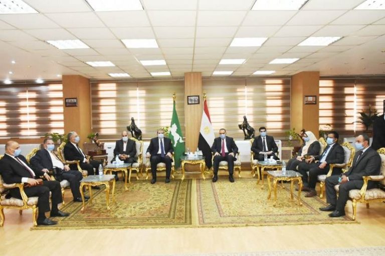 محافظ الشرقية يستقبل وزير القوى العاملة بمكتبة بالديوان العام