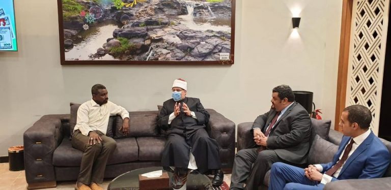 وزير الأوقاف السوداني يهدي نظيره المصري درعا خاصا تقديرا لجهوده العلمية ومشاركته في مؤتمر الخرطوم .