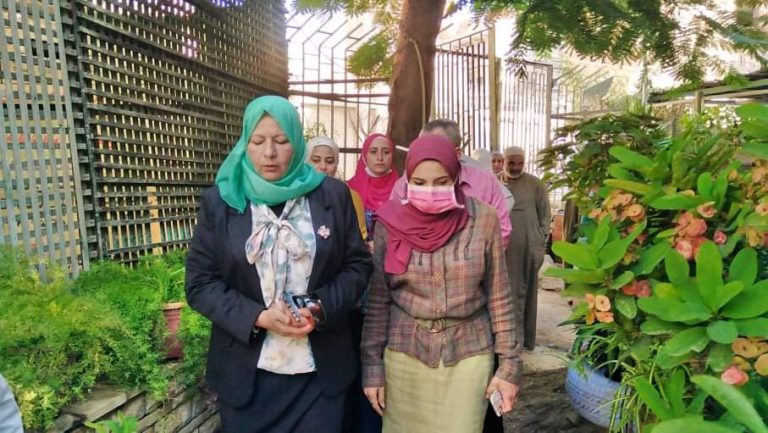 الدكتورة غادة شاكر تتفقد مشتل نباتات الزينة بجامعة  الزقازيق