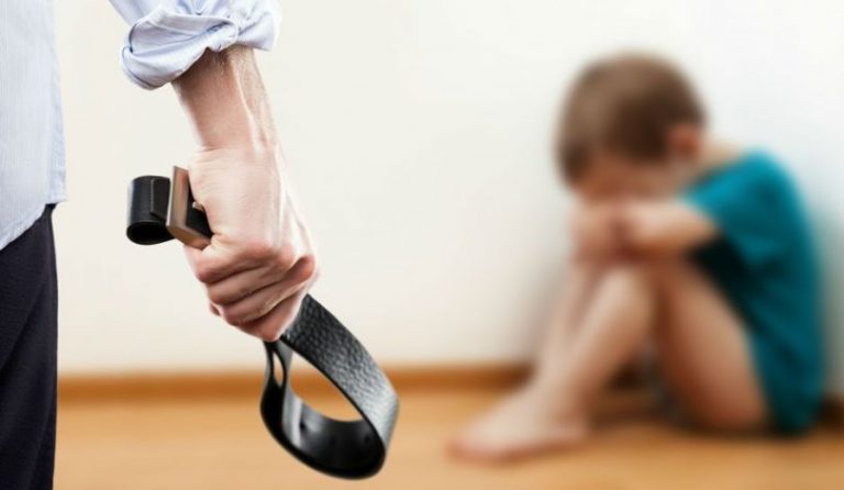 الضرب في تربية الأطفال يسبب كوارث نفسية