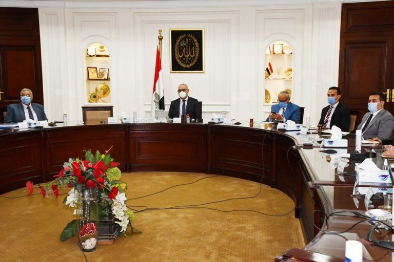 وزير الإسكان يعقد اجتماعه الثانى خلال أسبوعين لاستعراض البدائل المُقترحة للمخطط الاستراتيجي لتنمية المرحلتين الثانية والثالثة بالعاصمة الإدارية الجديدة