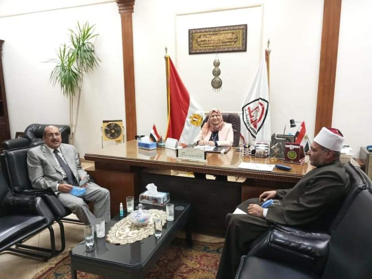 نائب رئيس جامعة الزقازيق لشئون خدمة المجتمع وتنمية البيئة تلتقي ووفد بيت العائلة المصرية