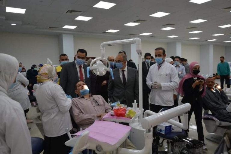 رئيس جامعة الزقازيق يفتتح العيادة الخارجية بكلية طب وجراحة الفم والاسنان