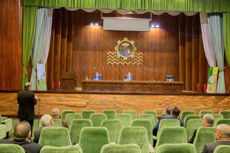 عبد العاطى : الالتزام بالبرنامج الزمني لتنفيذ المشروع القومى لتأهيل الترع ومشروع التحول من نُظم الري بالغمر إلى نُظم الري الحديث.
