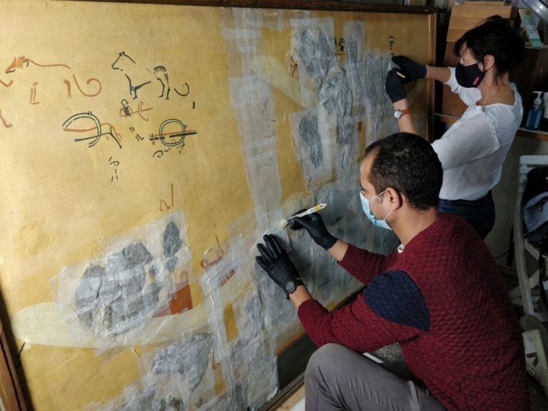 ترميم رسم جداري الخاص بالمقبرة رقم ١٠٠ بمنطقة الكوم الاحمر  والموجودة بالمتحف المصري بالتحرير
