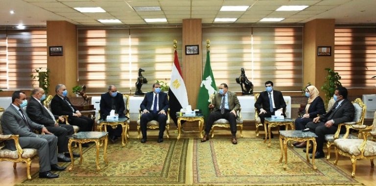محافظ الشرقية يستقبل وزير القوى العاملة بمكتبة بالديوان العام
