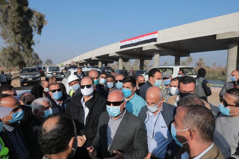 وزير النقل يتابع  أعمال تنفيذ المرحلة الاولى من محور ديروط على النيل بمحافظة أسيوط