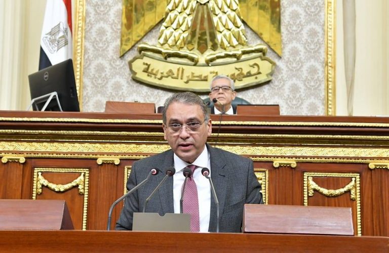 السيد المستشار علاء الدين فؤاد وزير شئون المجالس النيابية يهنئ السيد المستشار حنفي الجبالي بالفوز برئاسة مجلس النواب و يهنئ السيدين الوكيلين والسادة النواب وينقل تهنئة الحكومة